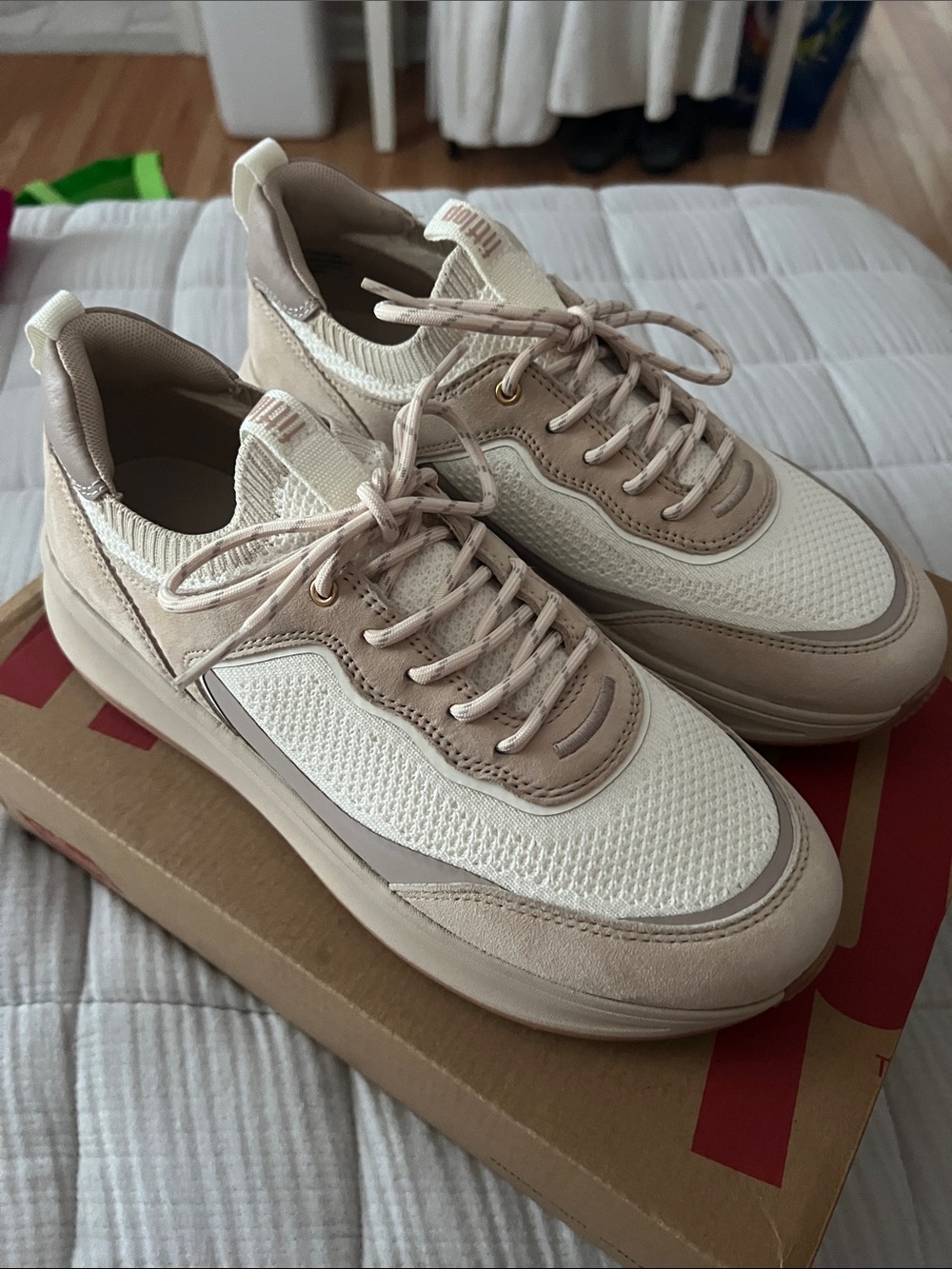 Womens Neutral Beige & White Casual Sneakers New In Box Sz 9